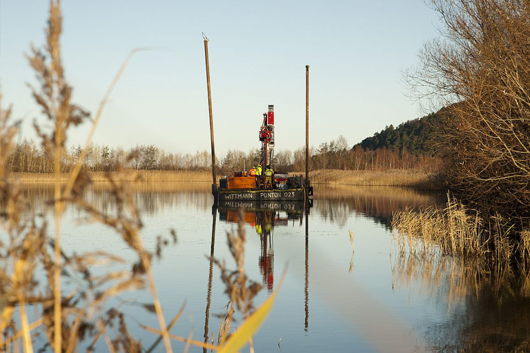 Probenahme im Bergeteich (Foto: TU Clausthal)