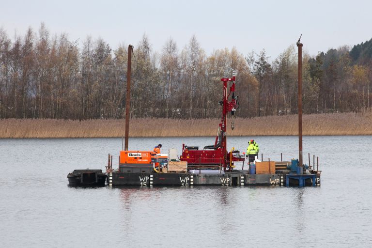 Probenahme in den Bergeteichen (Quelle:  IGMR Institute of Geotechnology and Mineral Resources)