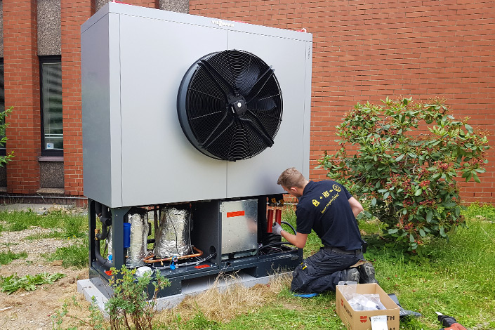 Wärmepumpe vor dem Firmengebäude